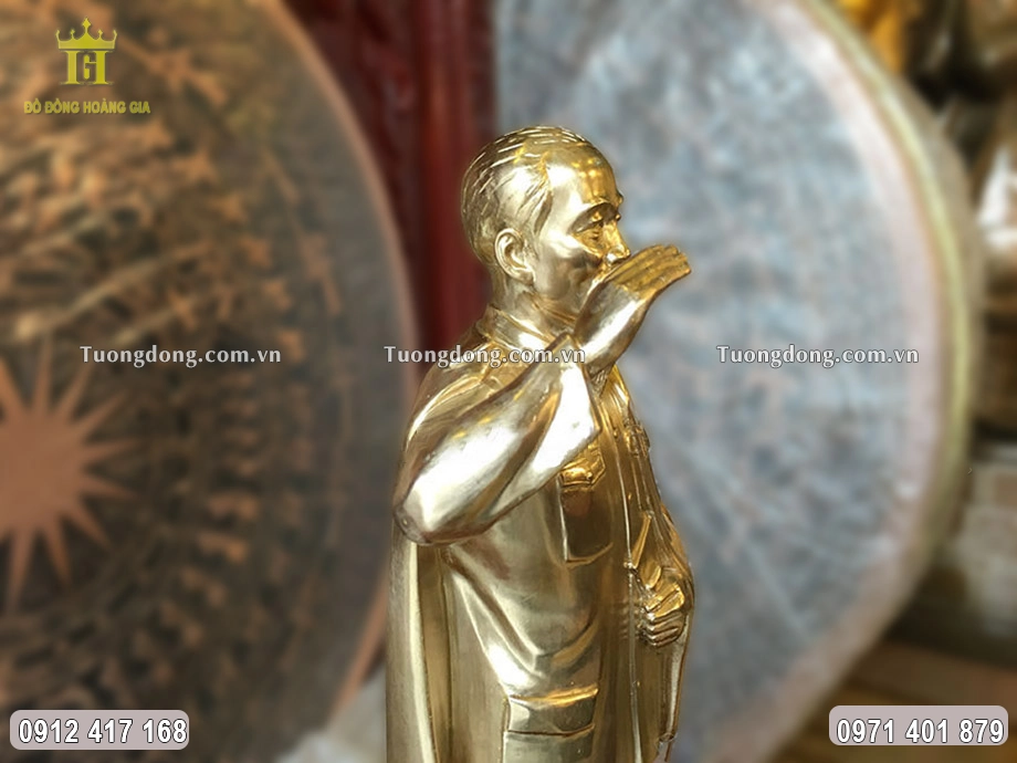 Bác được đúc theo dáng đứng uy nghiêm